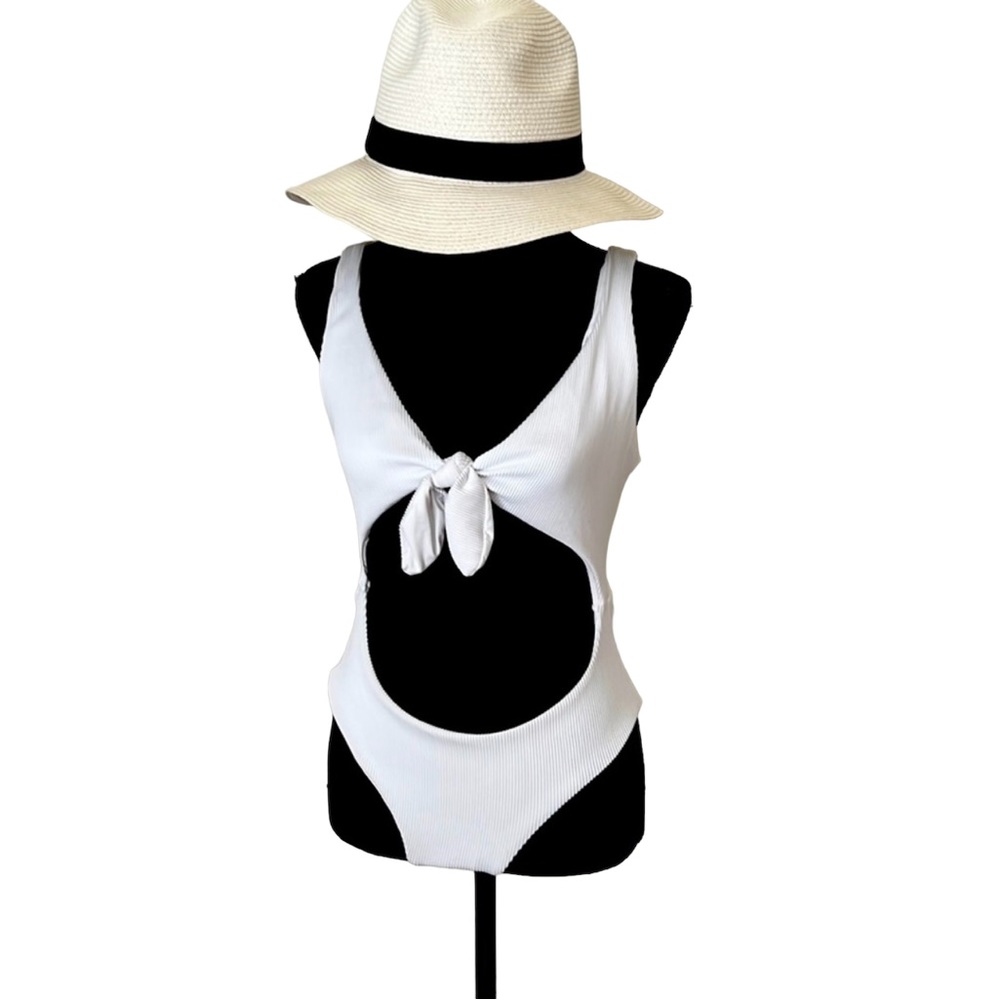 Knotted keyhole‎ one piece swimsuit size S 95% nylon 5% spandex hand wash